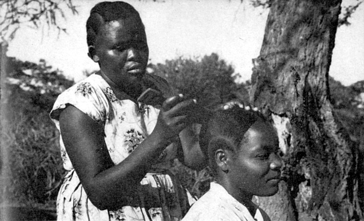 [Mwendwa Grace cutting a nurse’s hair]